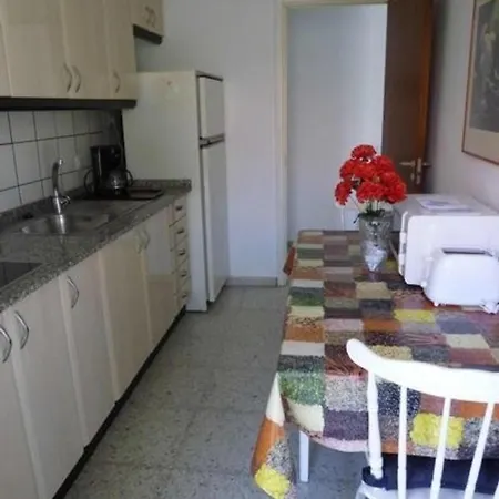 Vakantiehuis Ferienhaus In Mit Garten, Terrasse Und Gemeinschaftlichem Pool *